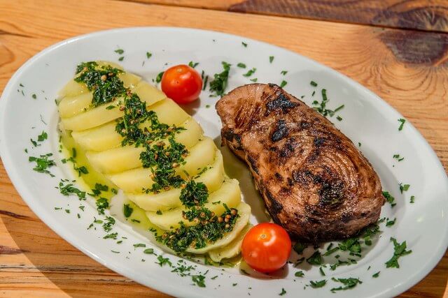 Marinated grilled tuna steak Μπασία Εστιατόριο , Ακρωτήρι Ζάκυνθος Ελλάδα